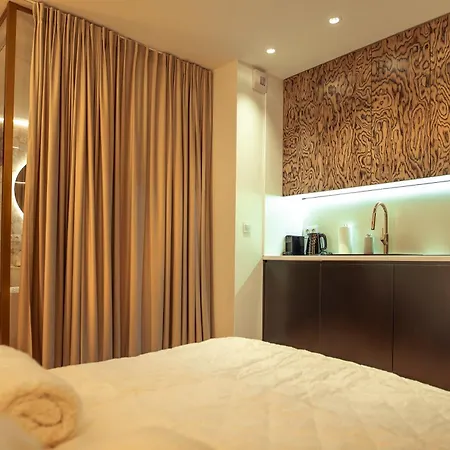 Luxury Jacuzzi Apartment *