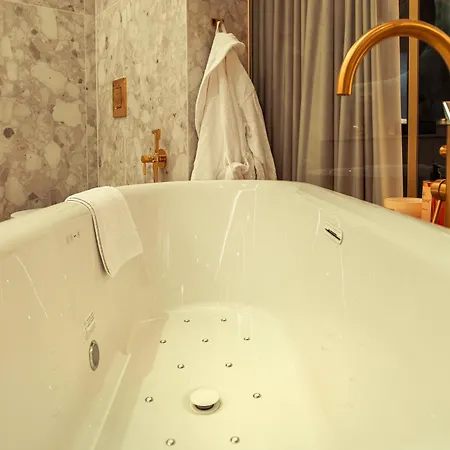 Luxury Jacuzzi דירה *