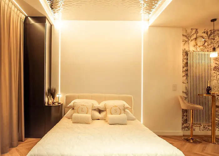 Luxury Jacuzzi Apartment *