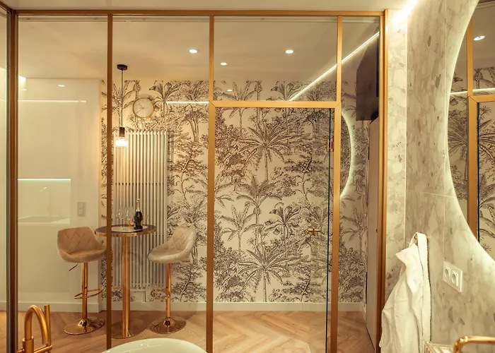 Luxury Jacuzzi Apartment *